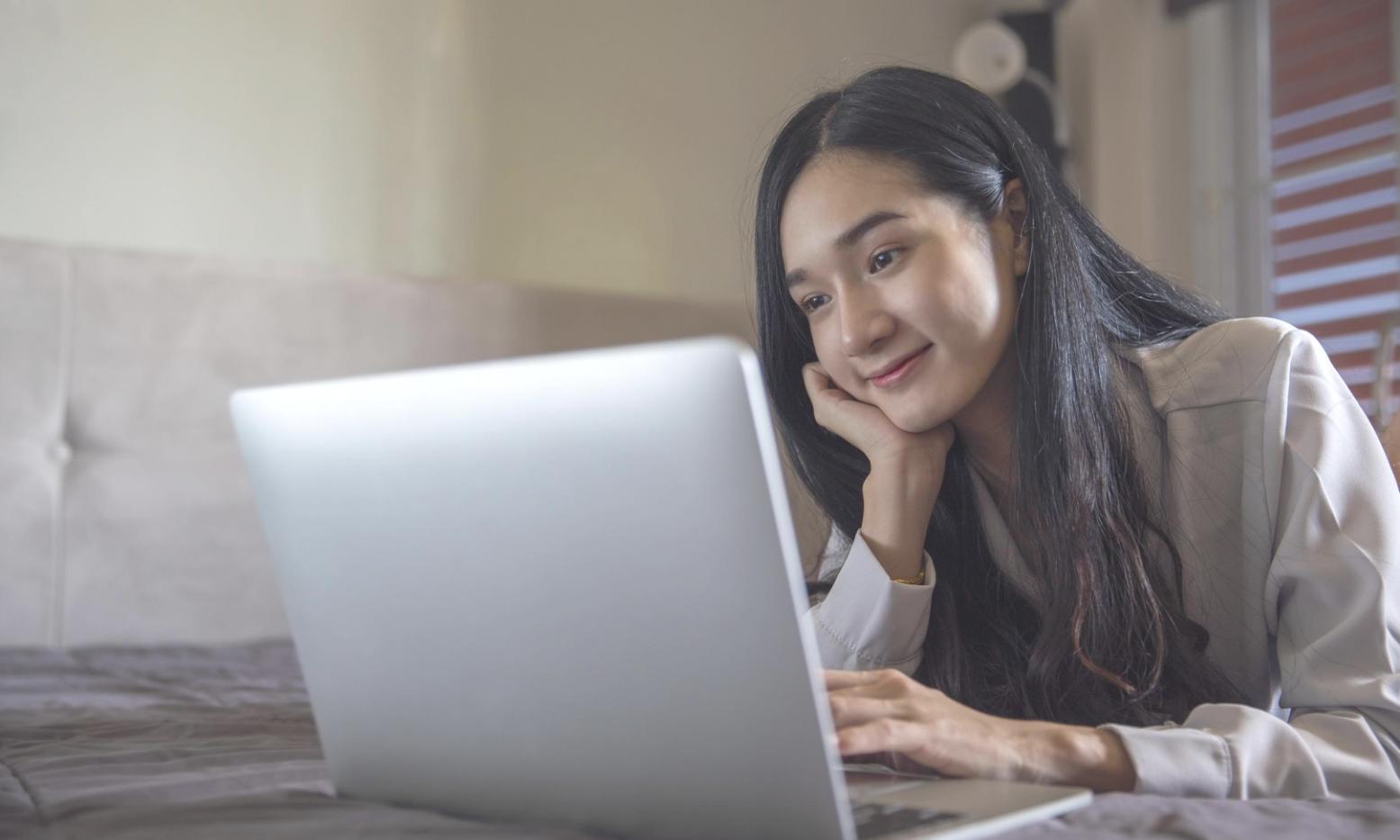 Environnement d'étude moderne avec écran et documents