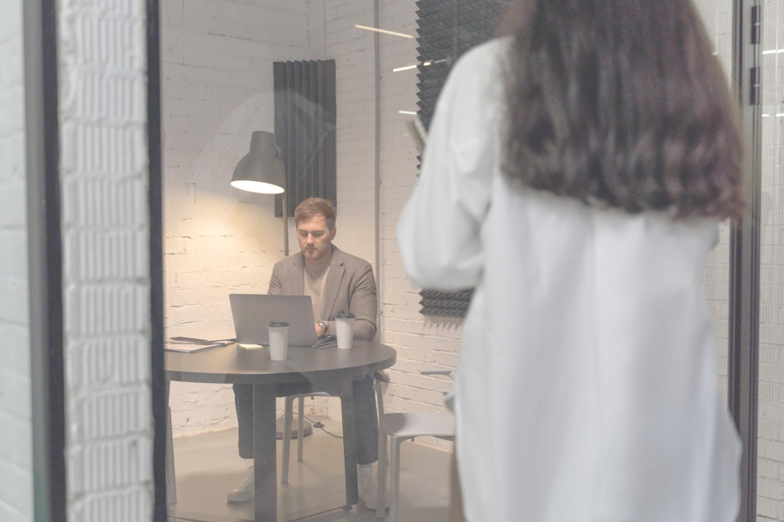 Bureau moderne avec équipement d'analyse financière